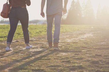 İnsanlar güneş bakan bir parkı ile