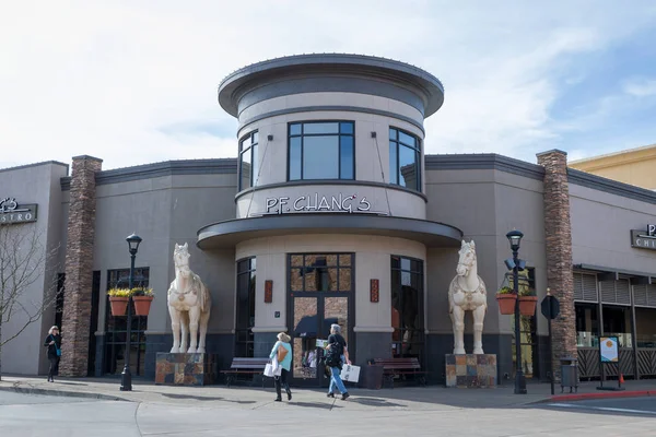 P. F. Chang 's China Bistro at Bridgeport Village, Shopping Mall in Tigard city, Oregon — Foto de Stock