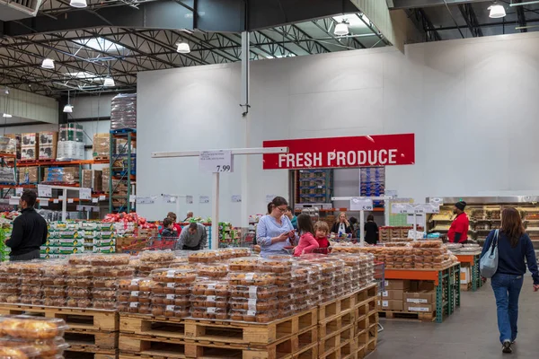 Costco Comércio por grosso. Costco Wholesale Corporation é o maior clube de armazém só de membros nos EUA — Fotografia de Stock