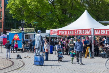 Portland şehir merkezinde Willamette nehir boyunca Waterfront parkta Portland Cumartesi Pazarı Sahne