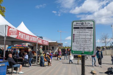 Portland şehir merkezinde Willamette nehir boyunca Waterfront parkta Portland Cumartesi Pazarı Sahne