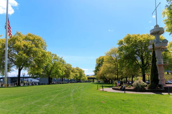 Portland şehir merkezinde Willamette nehir kenarı boyunca Waterfront park Sahne — Stok fotoğraf