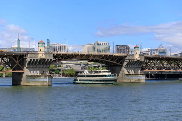 Portland şehir merkezinde Willamette nehri sahnesi — Stok fotoğraf