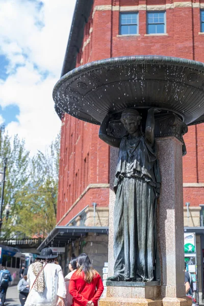 Skidmore Fountain which a historic fountain in downtown Portland — Stock Photo, Image