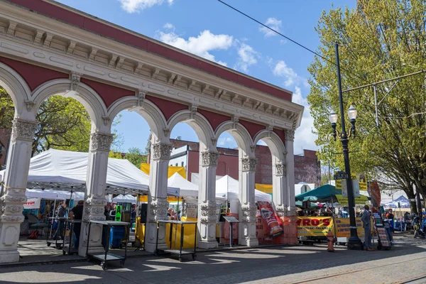 Escena de Portland Saturday Market en el parque Waterfront a lo largo de la orilla del río Willamette en el centro de Portland — Foto de Stock