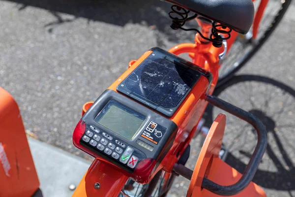 Biketown programa de alquiler y uso compartido de bicicletas con una estación de carga de energía solar —  Fotos de Stock