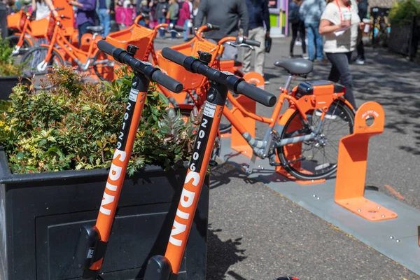 Spin scooter, paseo compartiendo scooter eléctrico en el centro de —  Fotos de Stock