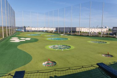 Topgolf, Hillsboro, Oregon'da içki ve oyun içeren gösterişli salonu yla eğlence mekanı