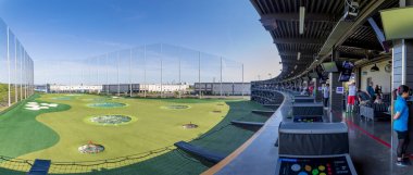 Topgolf, Hillsboro, Oregon'da içki ve oyun içeren gösterişli salonu yla eğlence mekanı
