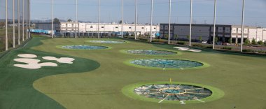 Topgolf, Hillsboro, Oregon'da içki ve oyun içeren gösterişli salonu yla eğlence mekanı