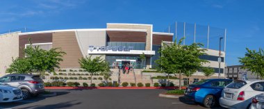 Topgolf, Hillsboro, Oregon'da içki ve oyun içeren gösterişli salonu yla eğlence mekanı