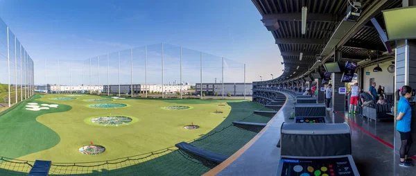 Topgolf, Hillsboro, Oregon'da içki ve oyun içeren gösterişli salonu yla eğlence mekanı — Stok fotoğraf