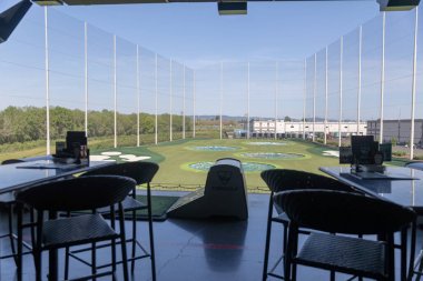 Topgolf in Oregon manzarası, içki ve oyun içeren gösterişli salonlu eğlence mekanı