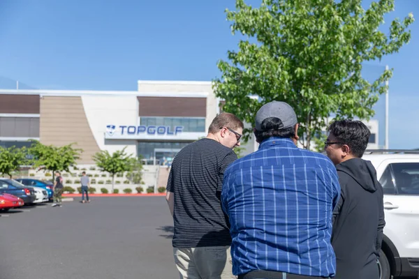 Vista de TopGolf en Oregon, Lugar de entretenimiento con salón elegante con bebidas y juegos — Foto de Stock