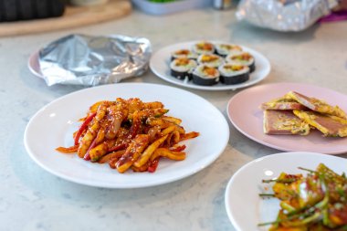 Lezzetli baharatlı bir tabak, Kore gıda kızarmış kalamar karıştırın