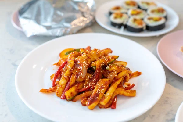 Delicioso calamar frito picante en un plato, comida coreana — Foto de Stock