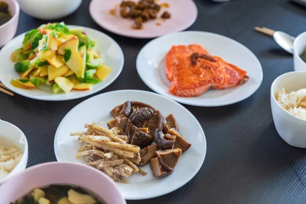 Stir fried mushrooms and various side dishes, Korean food — Stock Photo, Image