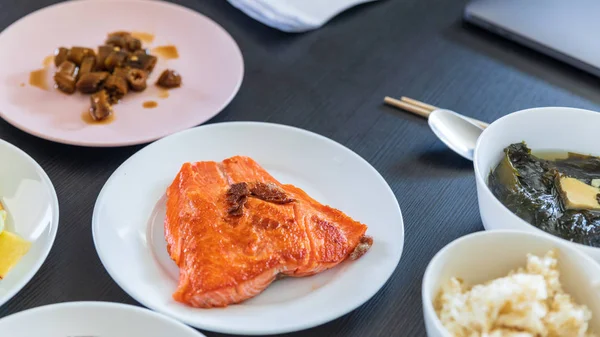 烤鲑鱼和各种配菜，韩国菜 — 图库照片