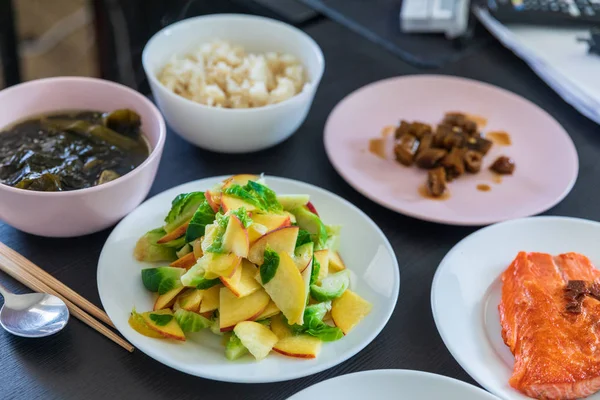 スライスした桃と様々なおかずの小さなキャベツサラダ、韓国料理 — ストック写真