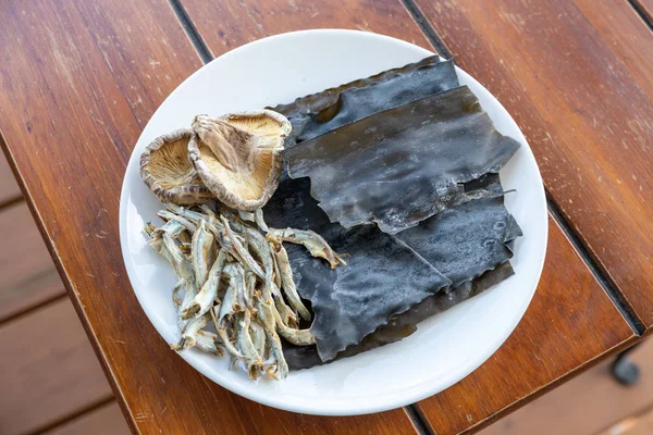 Anchoa seca, Kelp, Setas Shiitake — Foto de Stock