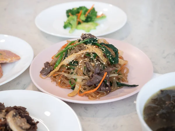 Japchae coreano colorido con carne de res y verduras — Foto de Stock