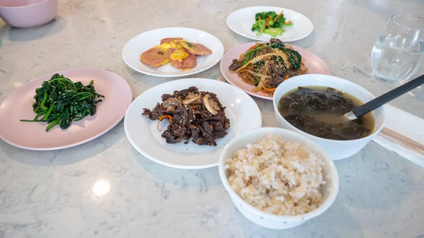 米饭，海藻汤和配菜，韩国菜 — 图库照片