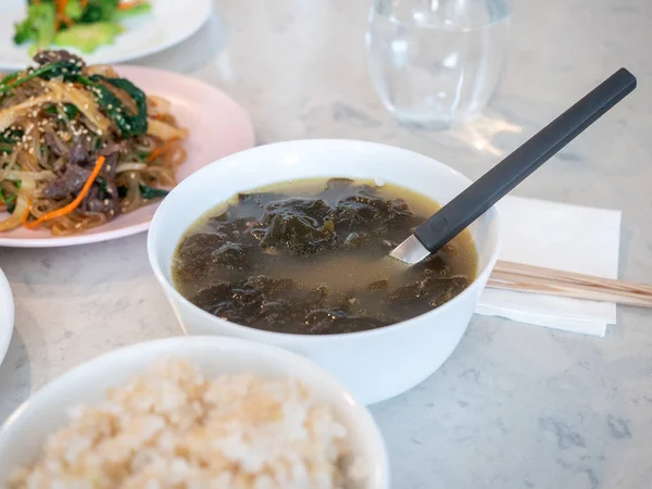Райс і водорості суп, корейські продукти харчування — стокове фото