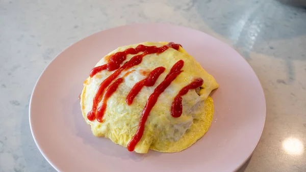Pirinç, jambon ve sebze ile omurice omlet — Stok fotoğraf