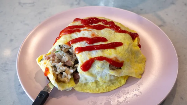 Pirinç, jambon ve sebze ile omurice omlet — Stok fotoğraf