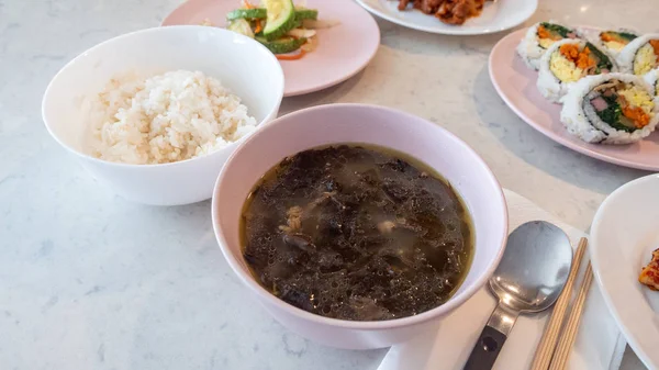Arroz, sopa de algas y guarniciones, comida coreana — Foto de Stock