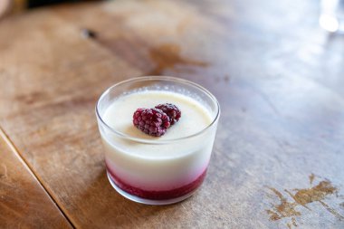 Ahududu tatlısı, cheesecake, bir bardak mus