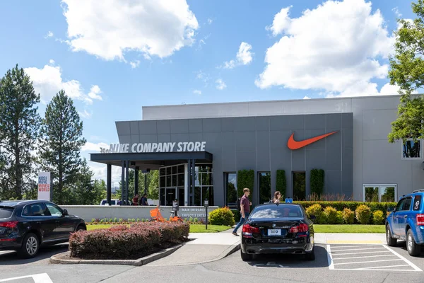 Fachada de la tienda de la compañía Nike en Beaverton, Oregon — Foto de Stock