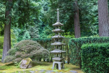 Huzurlu bir Japon bahçesinin içinde, Portland'da bir Japon pagoda kaya heykeli