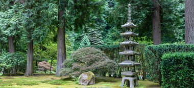 Huzurlu bir Japon bahçesinin içinde, Portland'da bir Japon pagoda kaya heykeli