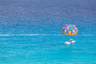Karayip Denizi 'nde Parasailing, Cancun Sahili