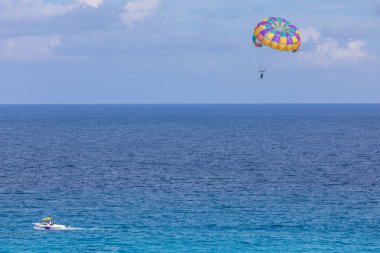 Karayip Denizi 'nde Parasailing, Cancun Sahili