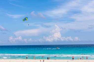 Karayip Denizi 'nde Parasailing, Cancun Sahili