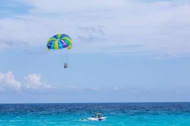 Karayip Denizi 'nde Parasailing, Cancun Sahili