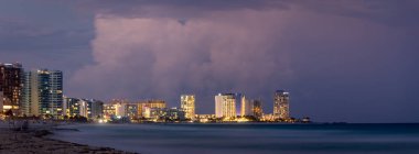 Gün batımında Cancun plajı