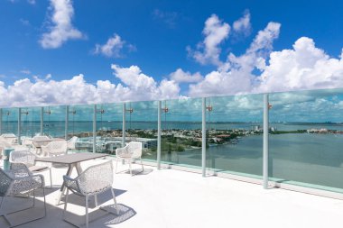 Cancun Plaj Sarayı 'nda bir teras, güzel bir tropikal tatil köyü ve kaplıca.