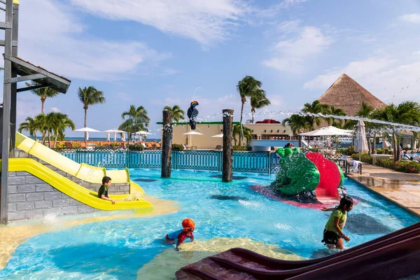Ay sarayı tatil köyünde çocuklar yüzme havuzu, Cancun — Stok fotoğraf