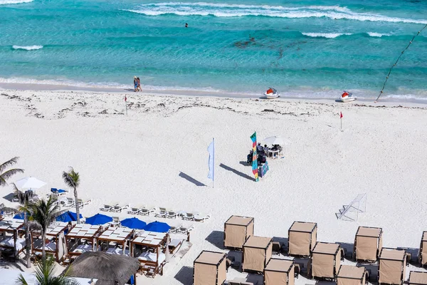 Menschen, die auf Wellen spielen. Luftaufnahme der Karibik an einem Strand von Cancun — Stockfoto