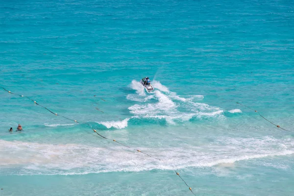 Jetskiën in Caribische Zee, Cancun strand — Stockfoto