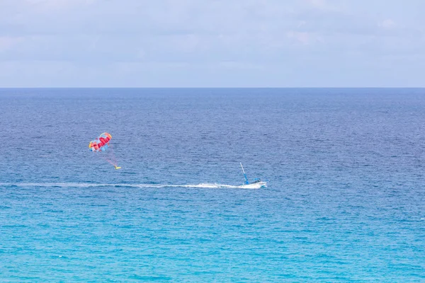 Karayip Denizi 'nde Parasailing, Cancun Sahili
