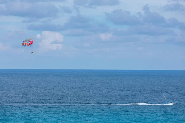 Parasailing in Caribbean Sea, Cancun beach — Stock Photo, Image