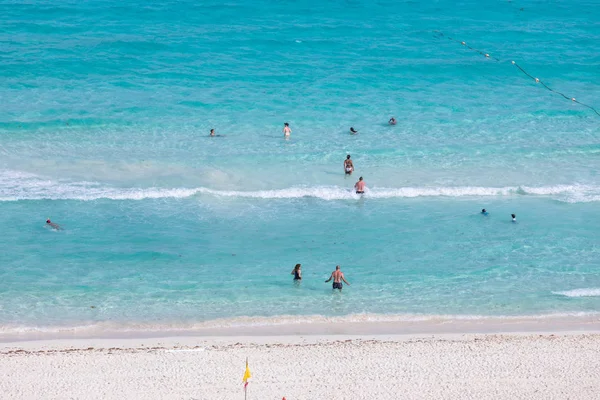 Pessoas a brincar em ondas. Vista aérea do Mar do Caribe em uma praia de Cancún — Fotografia de Stock