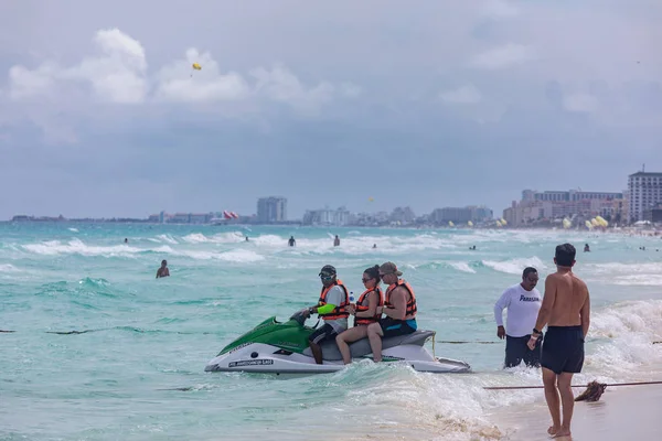Jetskiën in Caribische Zee, Cancun strand — Stockfoto