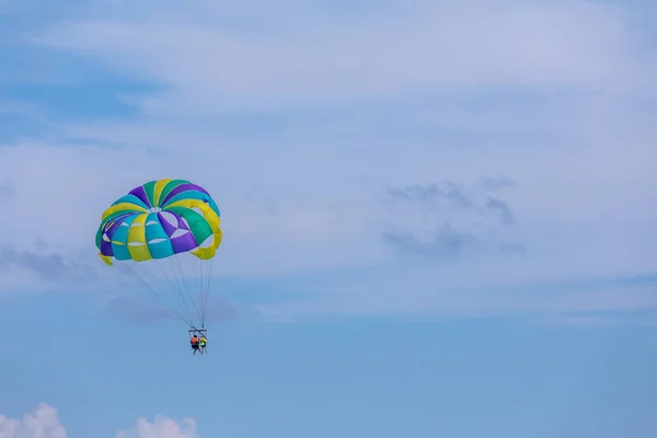 Parasailing in Caribbean Sea, Cancun beach — Stock Photo, Image