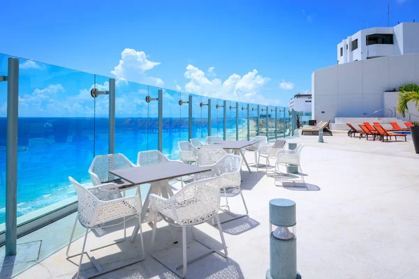 A rooftop terrace at the Beach Palace Cancun, a beautiful tropical Resort and Spa — Stock Photo, Image