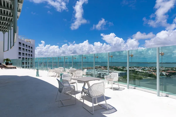 A rooftop terrace at the Beach Palace Cancun, a beautiful tropical Resort and Spa — Stock Photo, Image